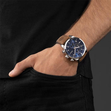 Αντρικό ρολόι Timberland Henniker II TDWGF0009501 με καφέ δερμάτινο λουράκι και μπλε καντράν διαμέτρου 46mm.